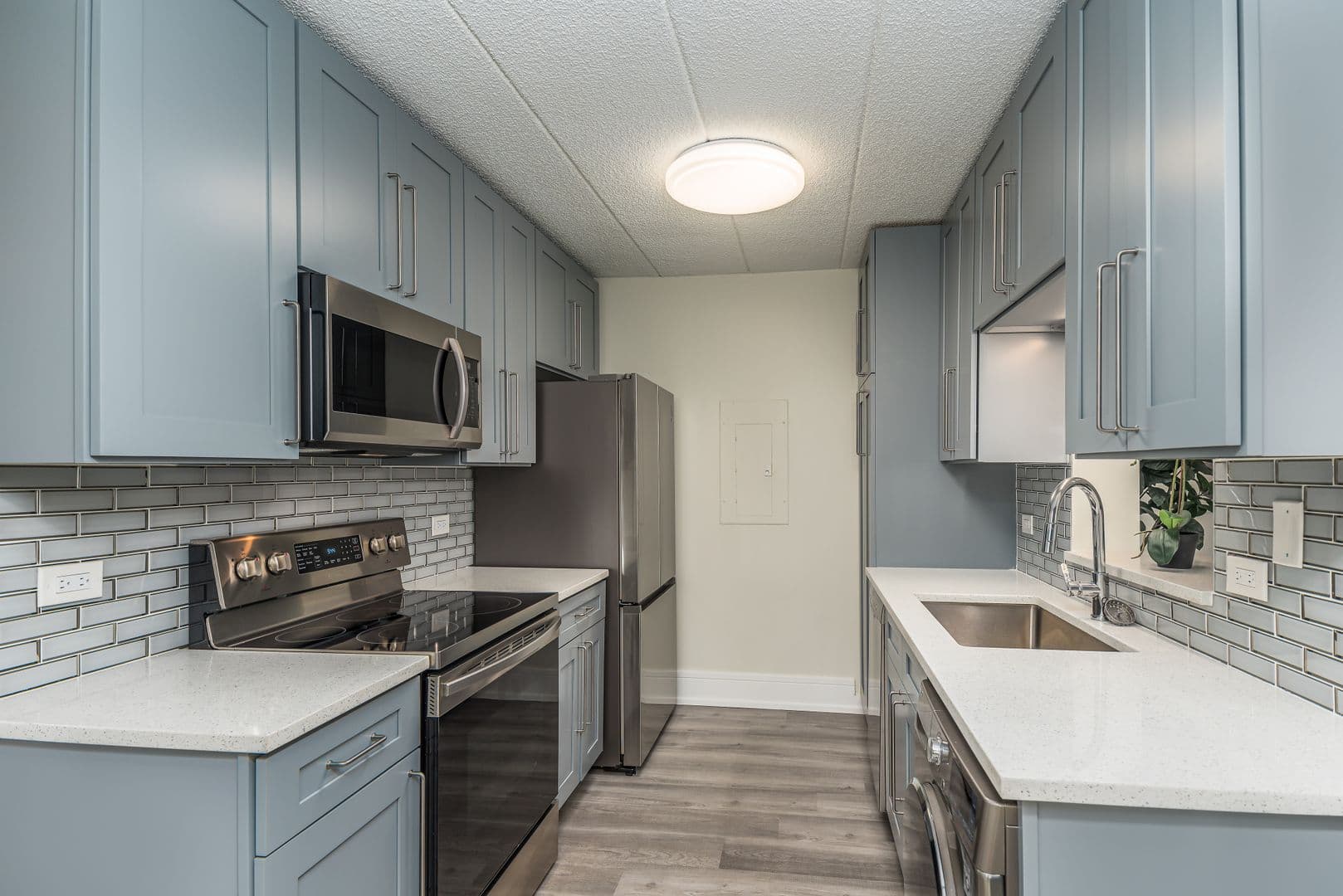 Chicago Apartment: 606 - 637 E Woodland Park Ave