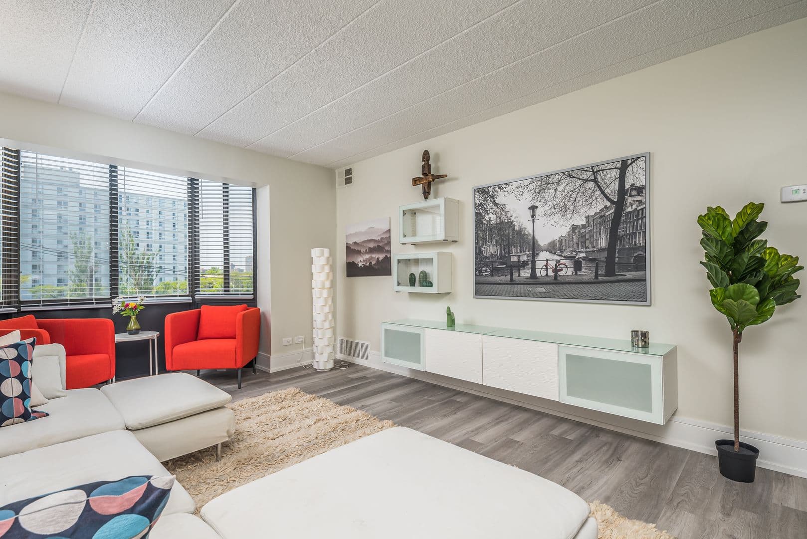 Chicago Apartment: 606 - 637 E Woodland Park Ave