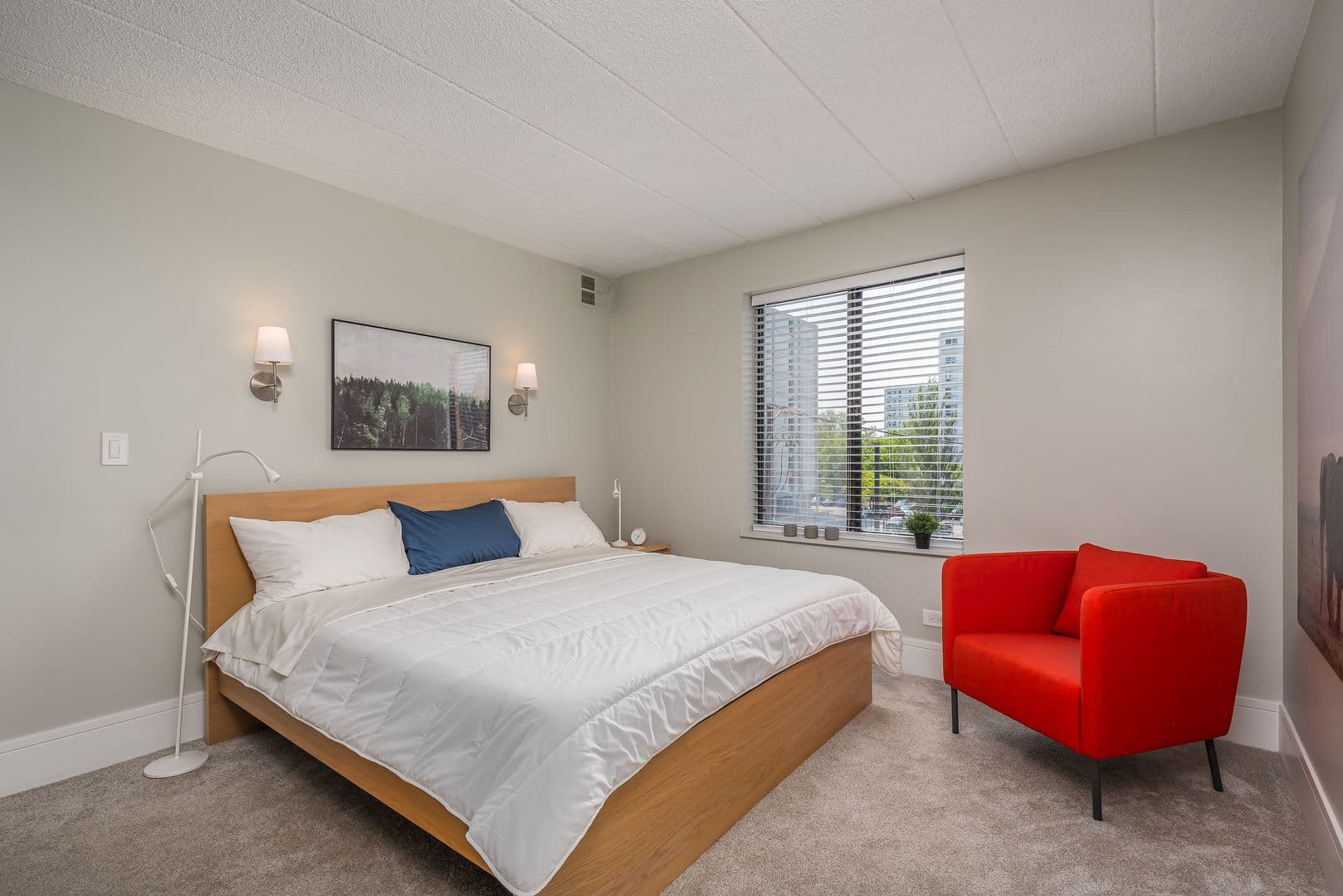 Chicago Apartment: 606 - 637 E Woodland Park Ave