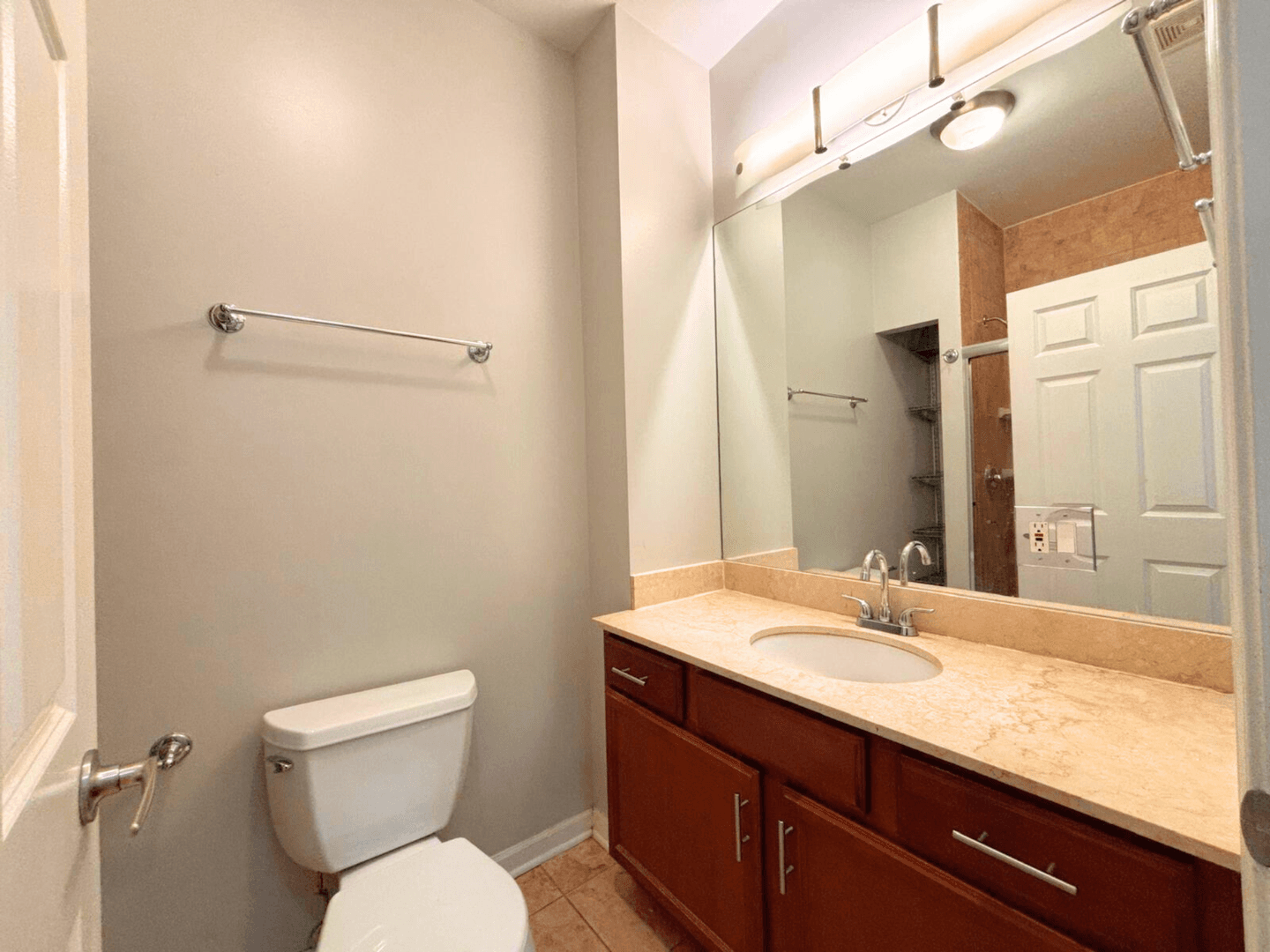 Chicago Apartment: 405 E Oakwood Blvd