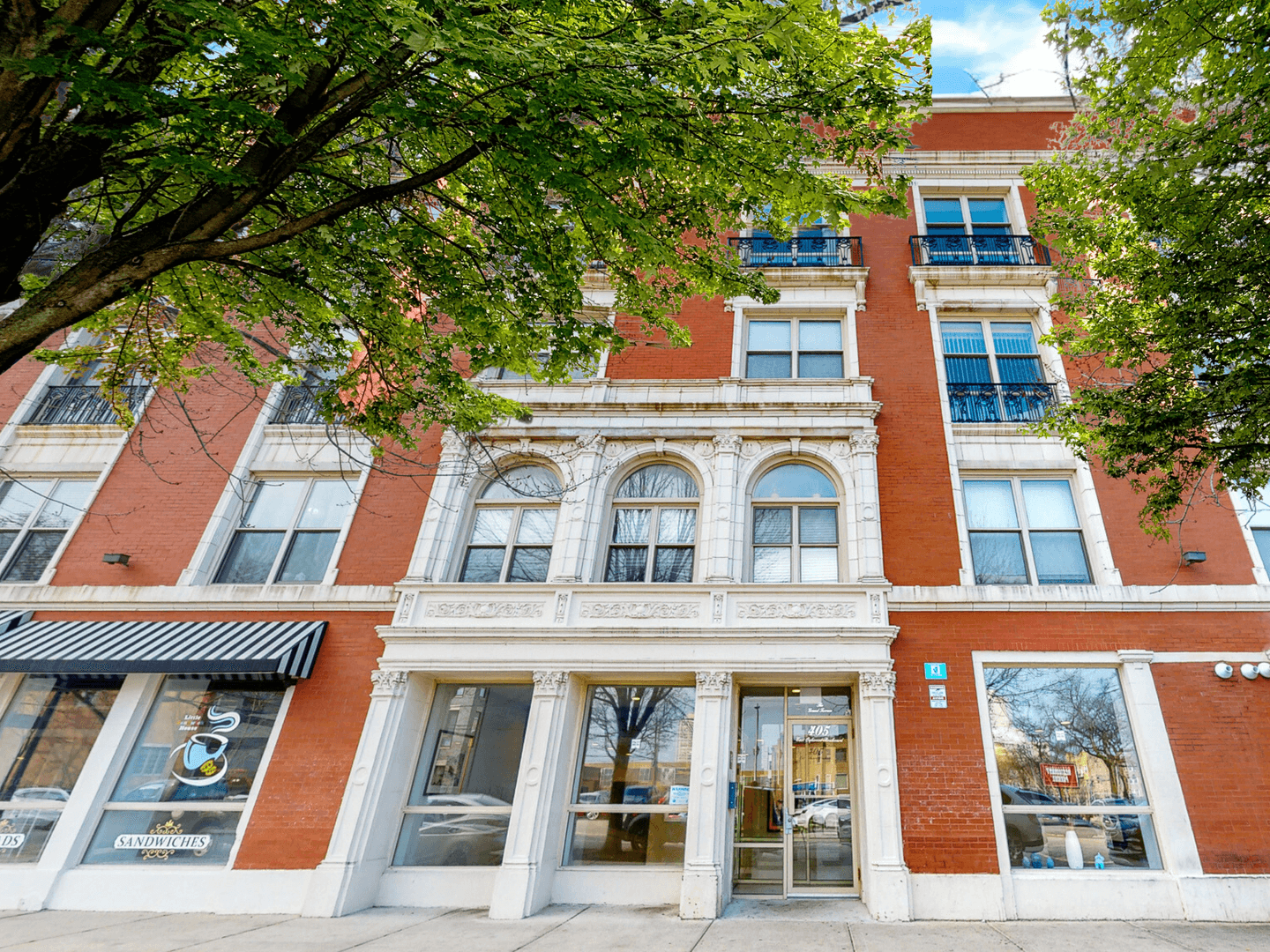 Chicago Apartment: 405 E Oakwood Blvd