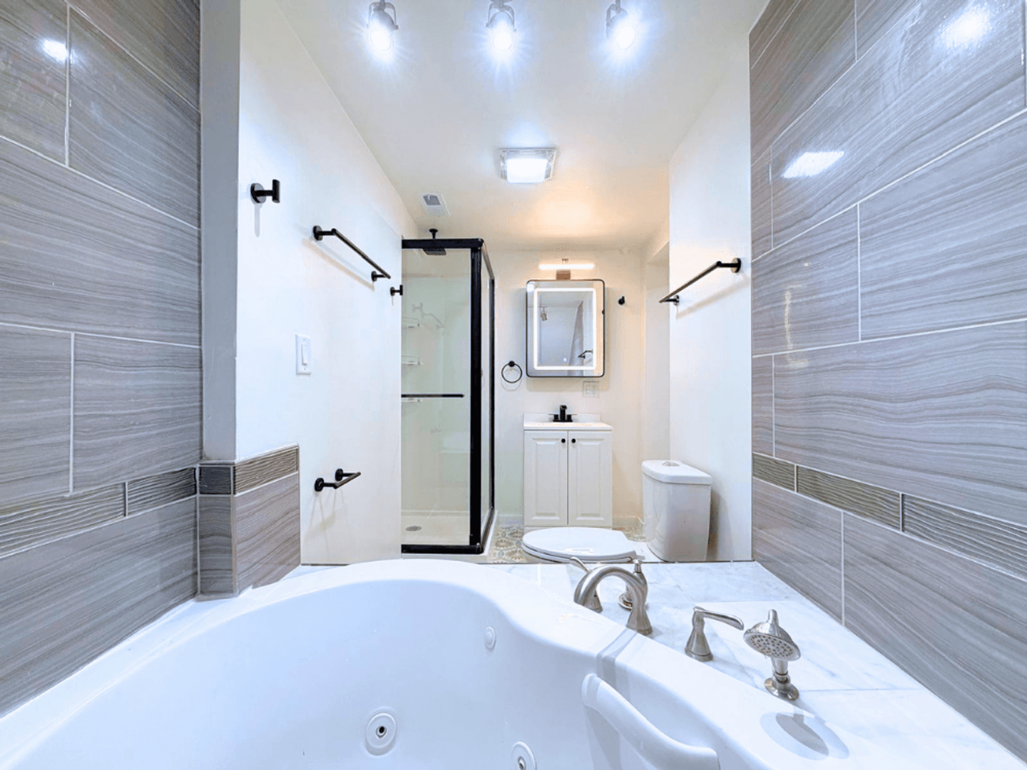 Chicago Apartment: Indiana Ave 4852-58 118-124
