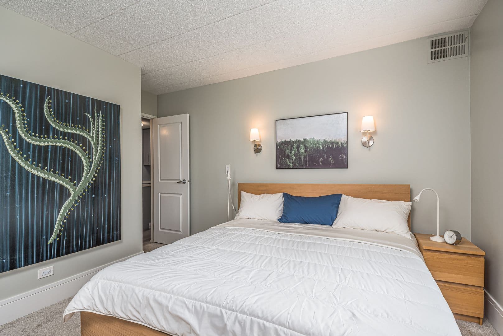 Chicago Apartment: 606 - 637 E Woodland Park Ave