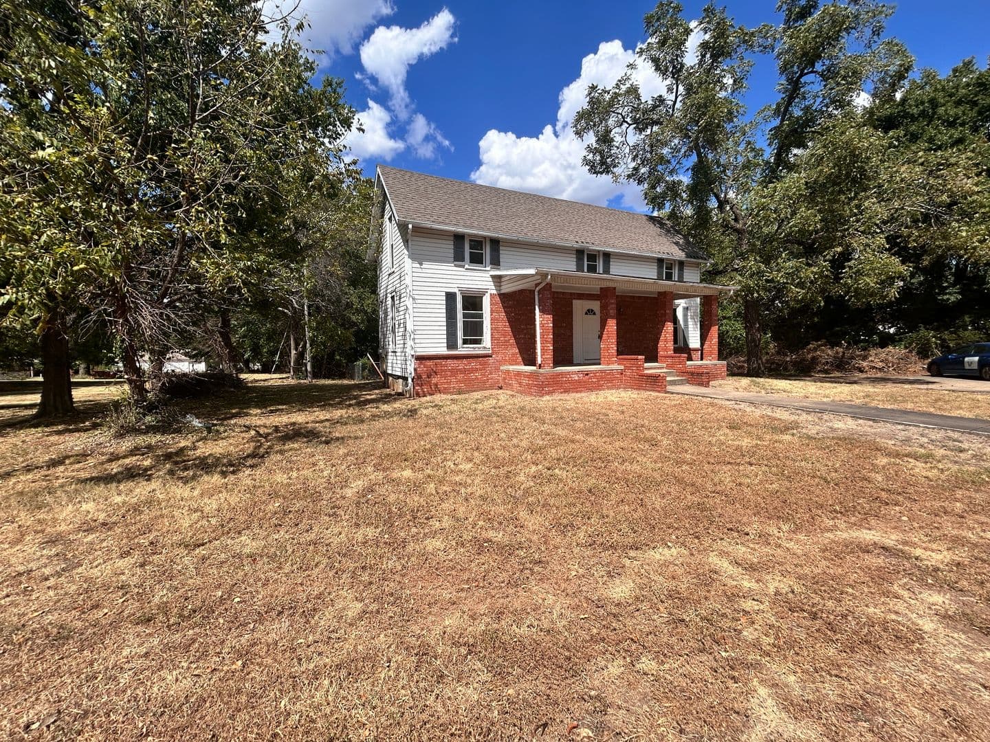 Fayetteville House: 1548 E Mission Blvd.