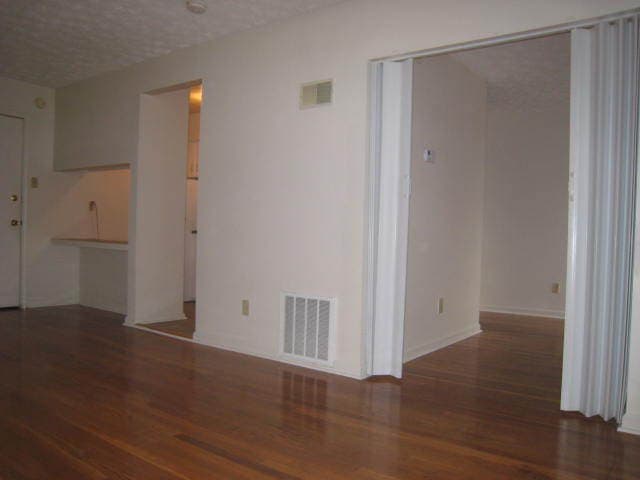 Lexington Apartment: 1356 Royalty Court
