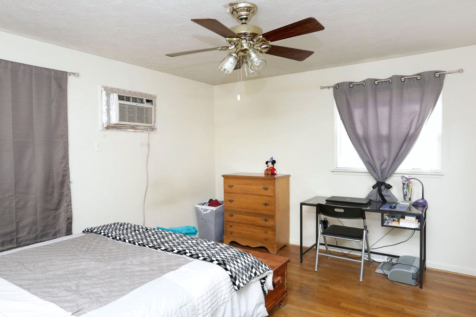Lexington Apartment: 1344 Royalty Court