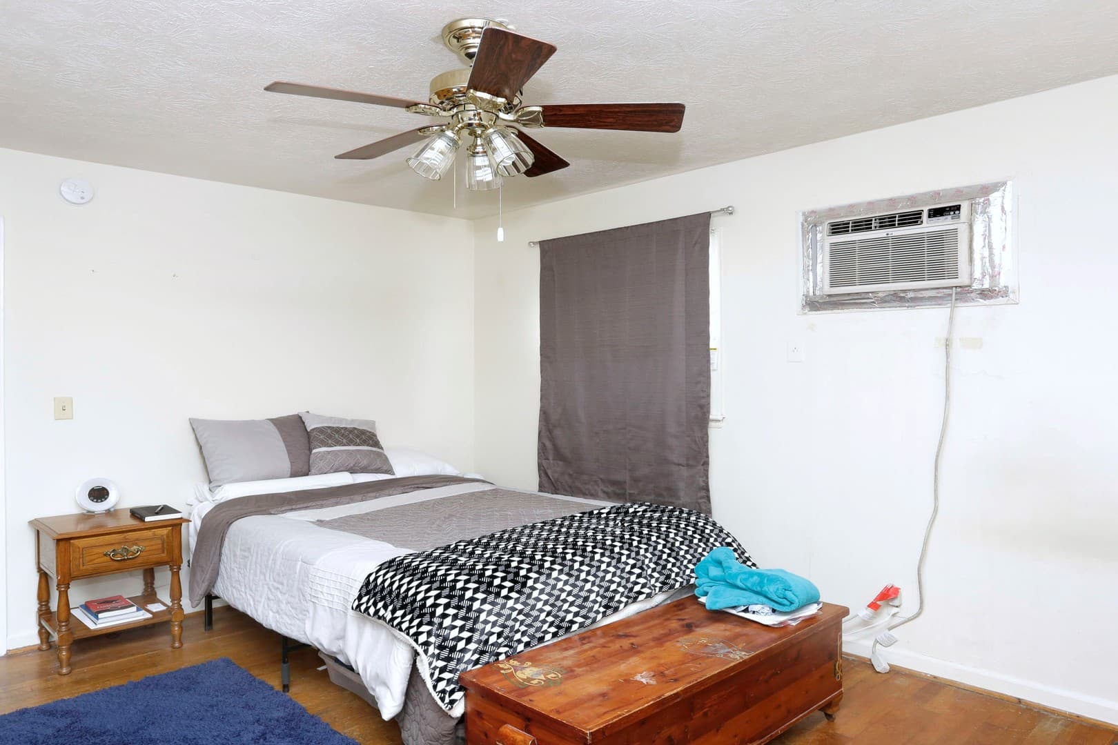 Lexington Apartment: 1340 Royalty Court