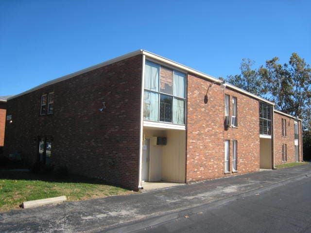 Lexington Apartment: 1356 Royalty Court