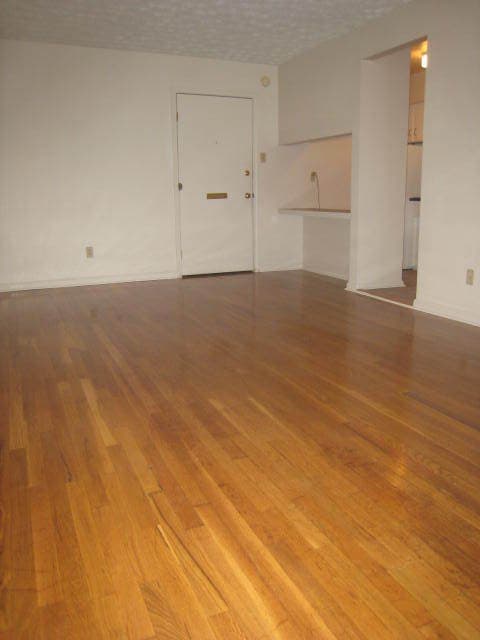Lexington Apartment: 1356 Royalty Court