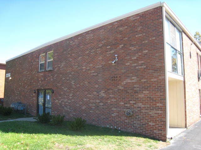 Lexington Apartment: 1356 Royalty Court