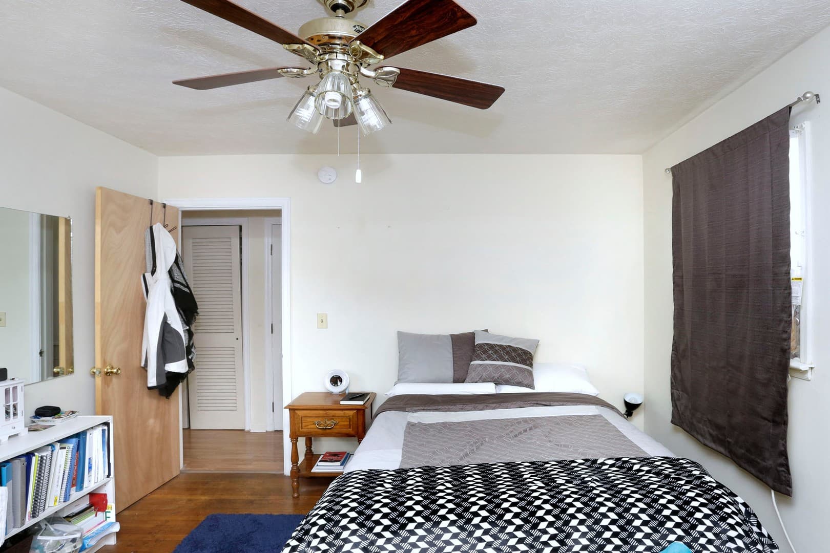 Lexington Apartment: 1340 Royalty Court