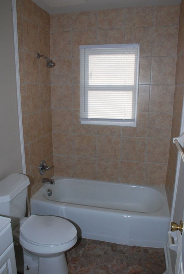 Lexington Apartment: 1344 Royalty Court