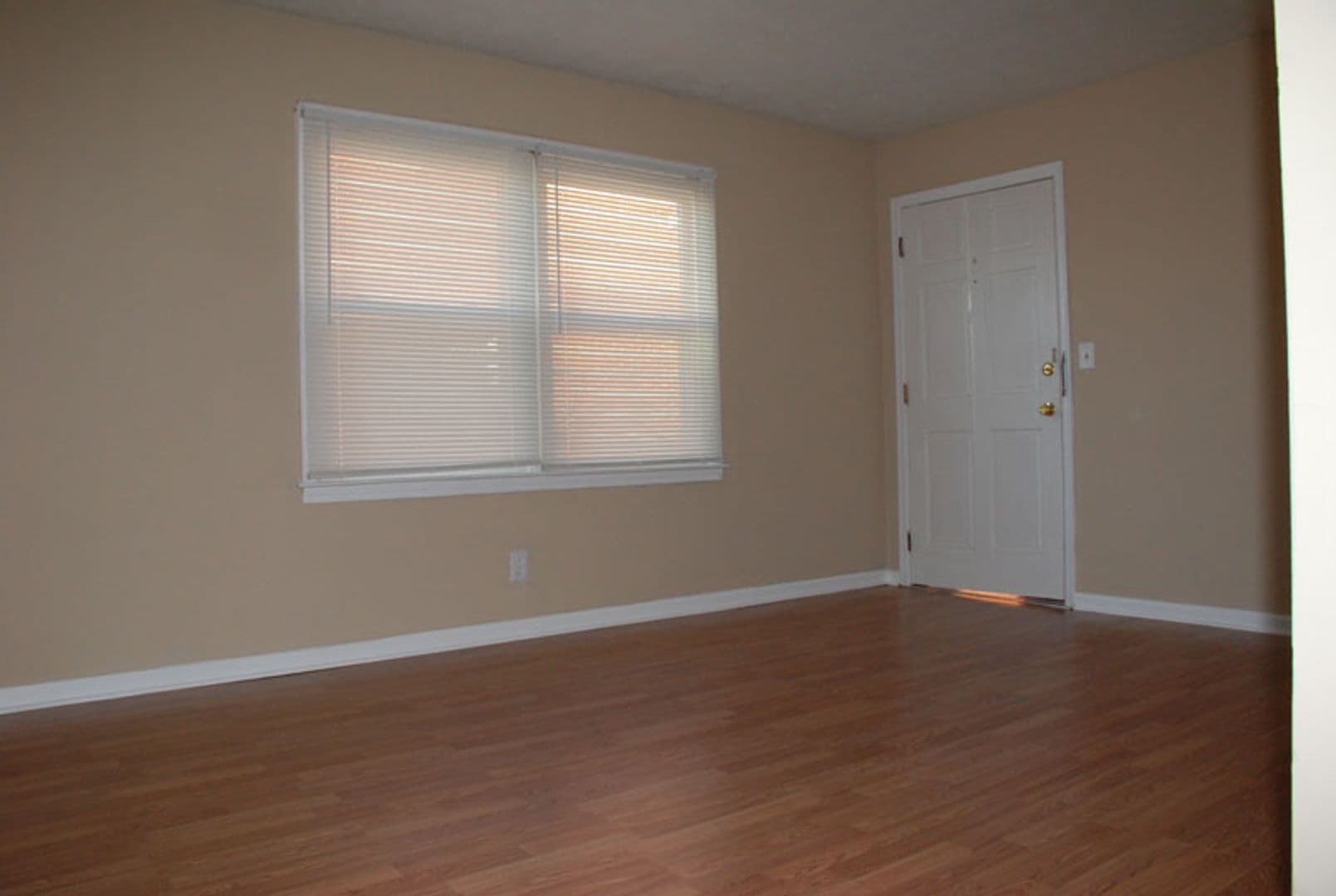 Lexington Apartment: 1344 Royalty Court