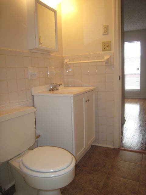 Lexington Apartment: 1356 Royalty Court