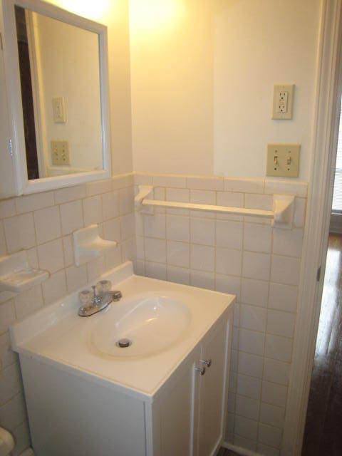 Lexington Apartment: 1356 Royalty Court
