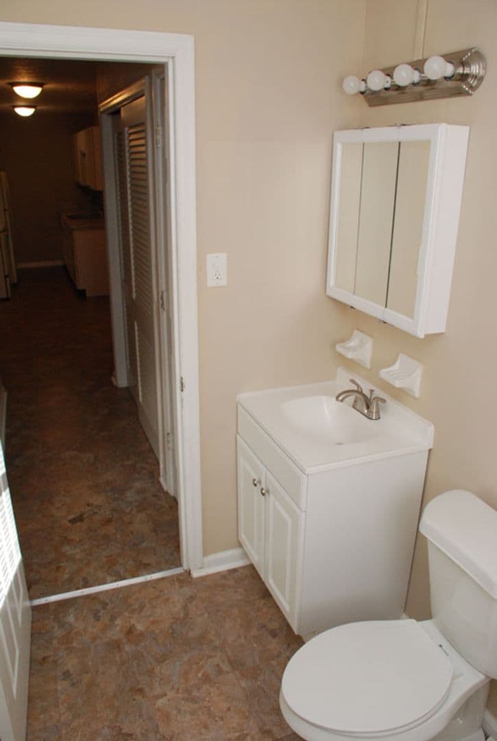 Lexington Apartment: 1344 Royalty Court