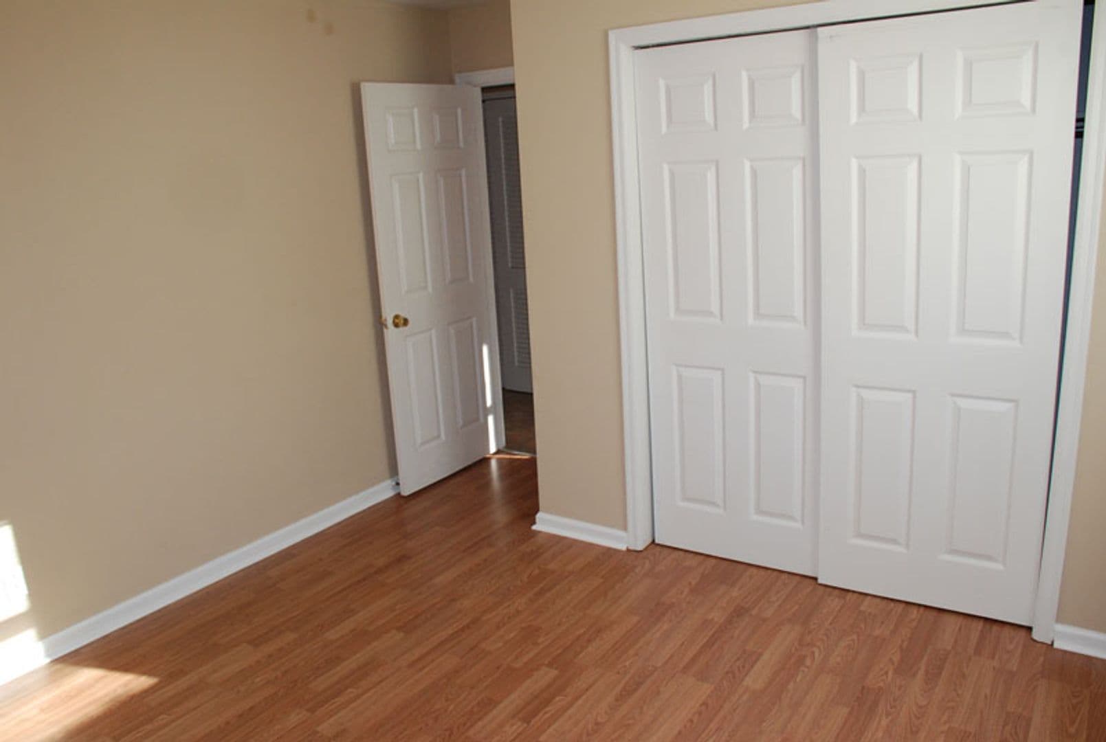 Lexington Apartment: 1344 Royalty Court