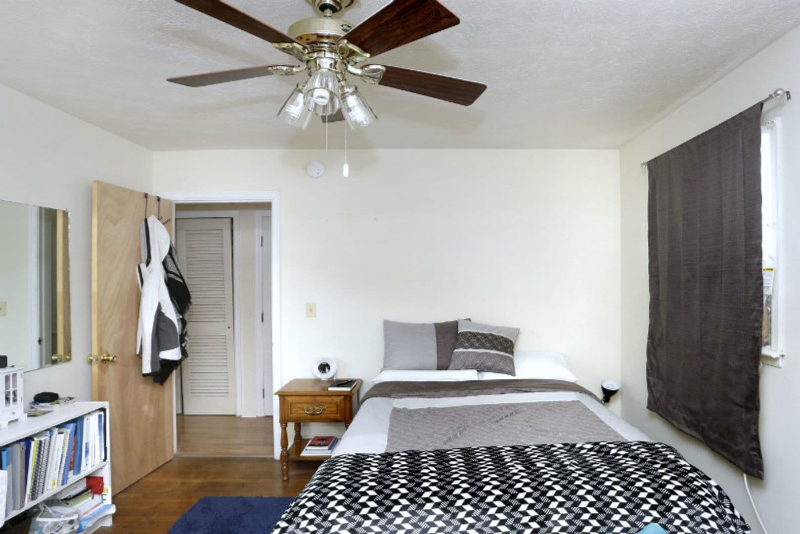 Lexington Apartment: 1341 Royalty Court