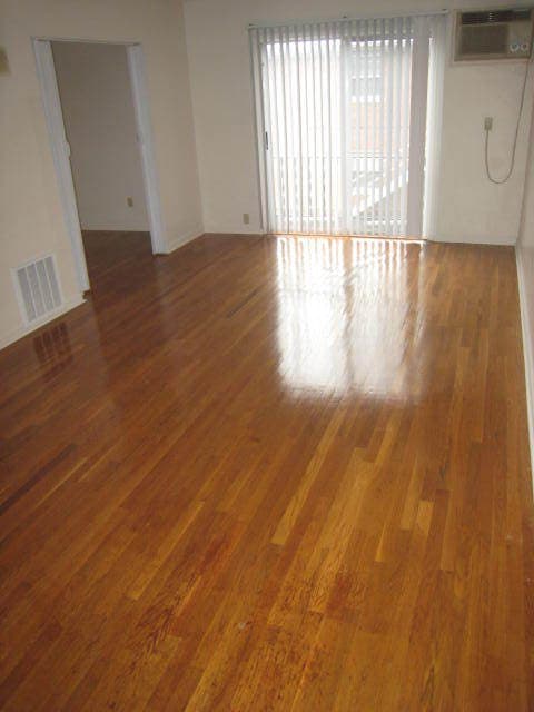 Lexington Apartment: 1356 Royalty Court