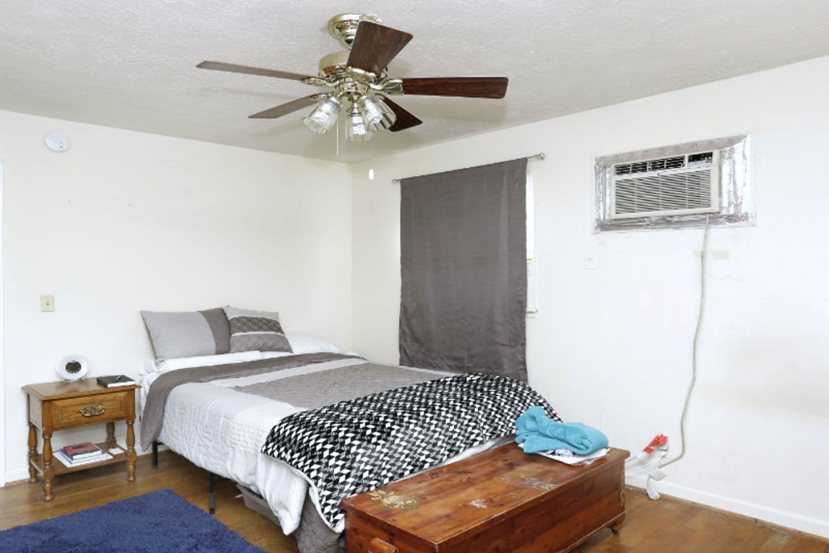 Lexington Apartment: 1341 Royalty Court