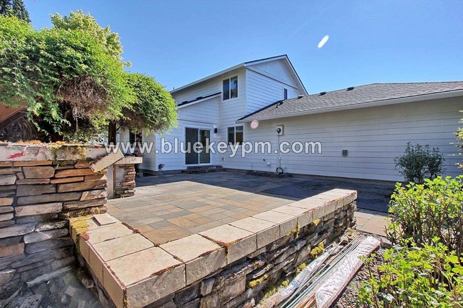 Vancouver House: 707 NE 160th Avenue