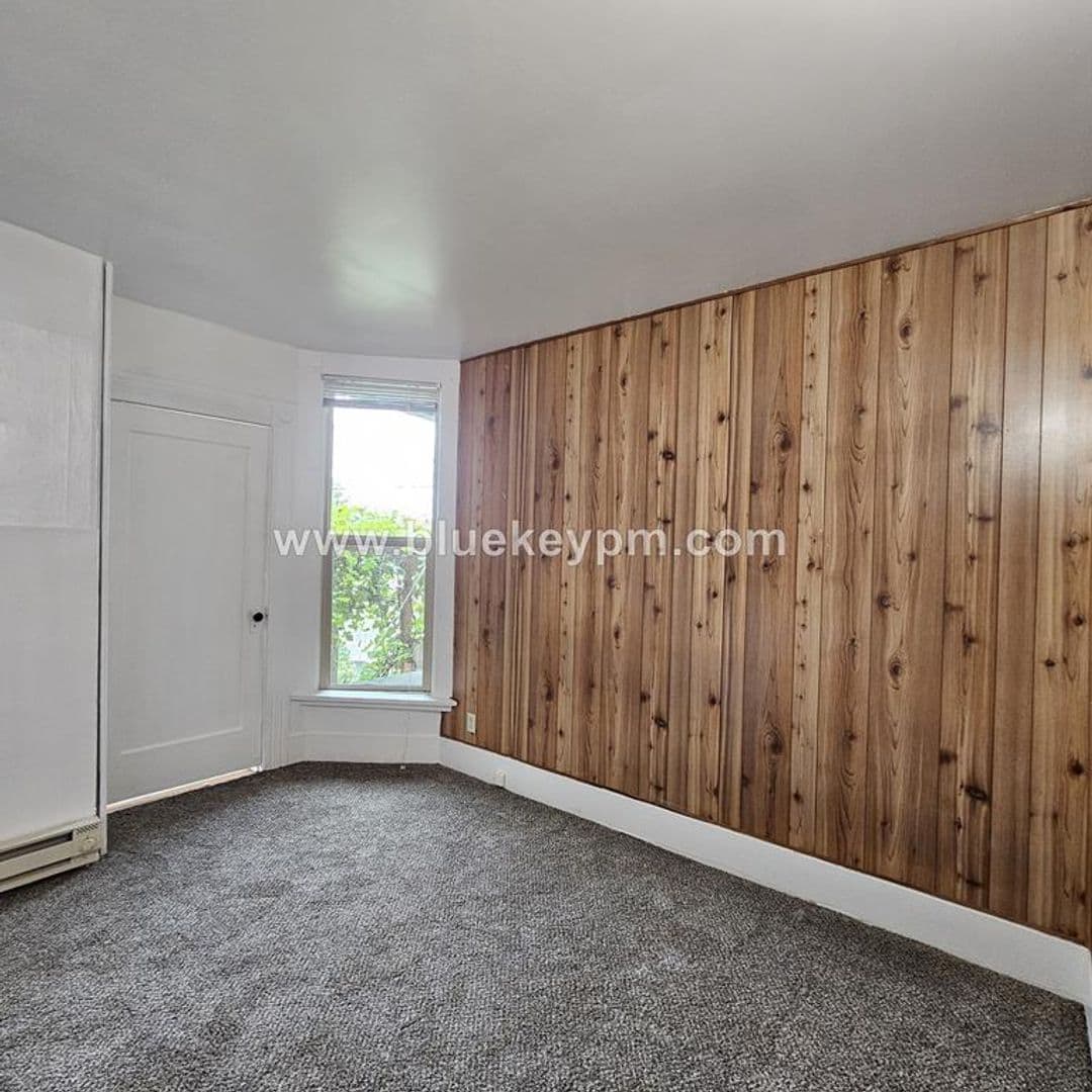 Portland Apartment: 1935 SE Washington Street