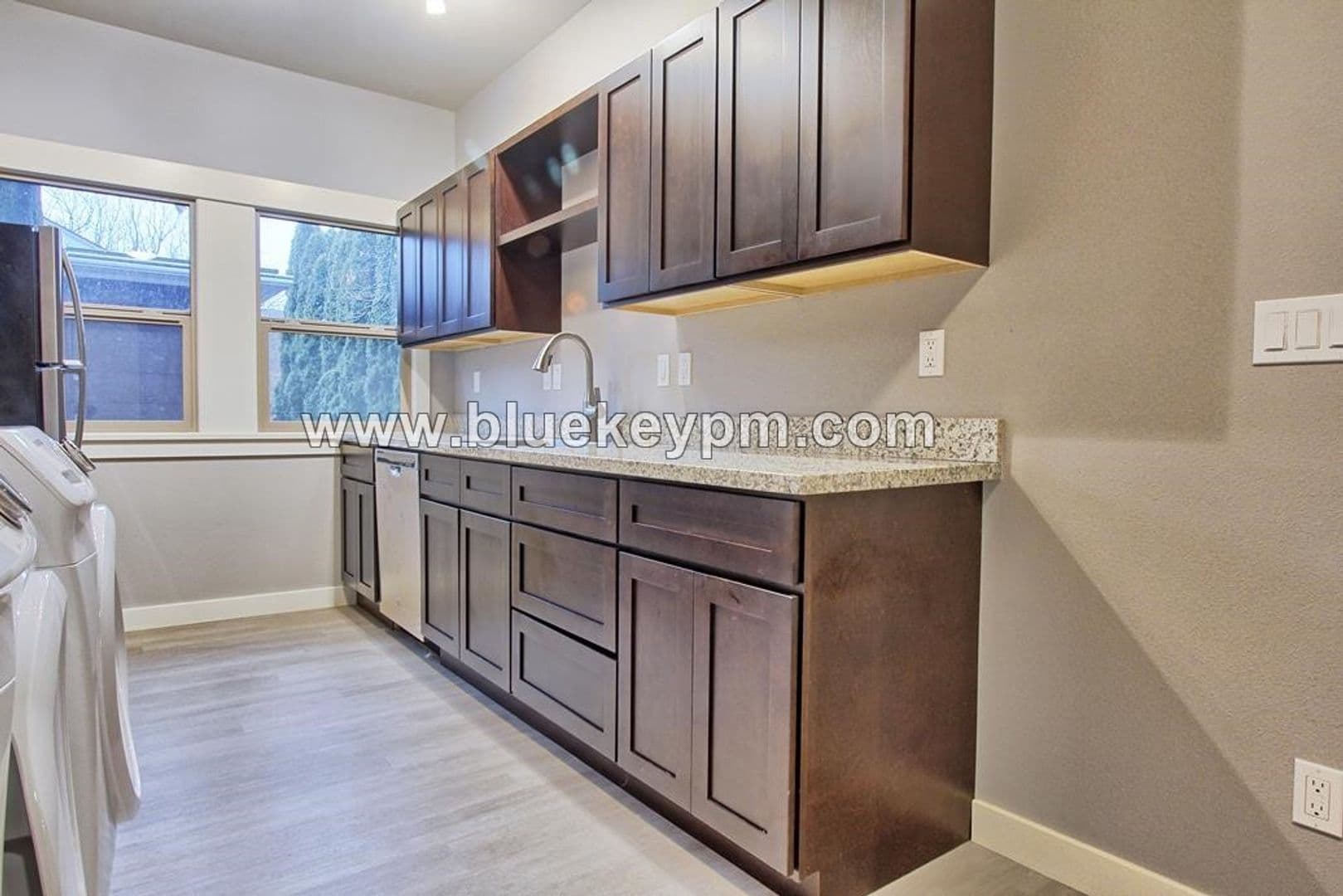 Portland Apartment: 2422 NE Glisan Street