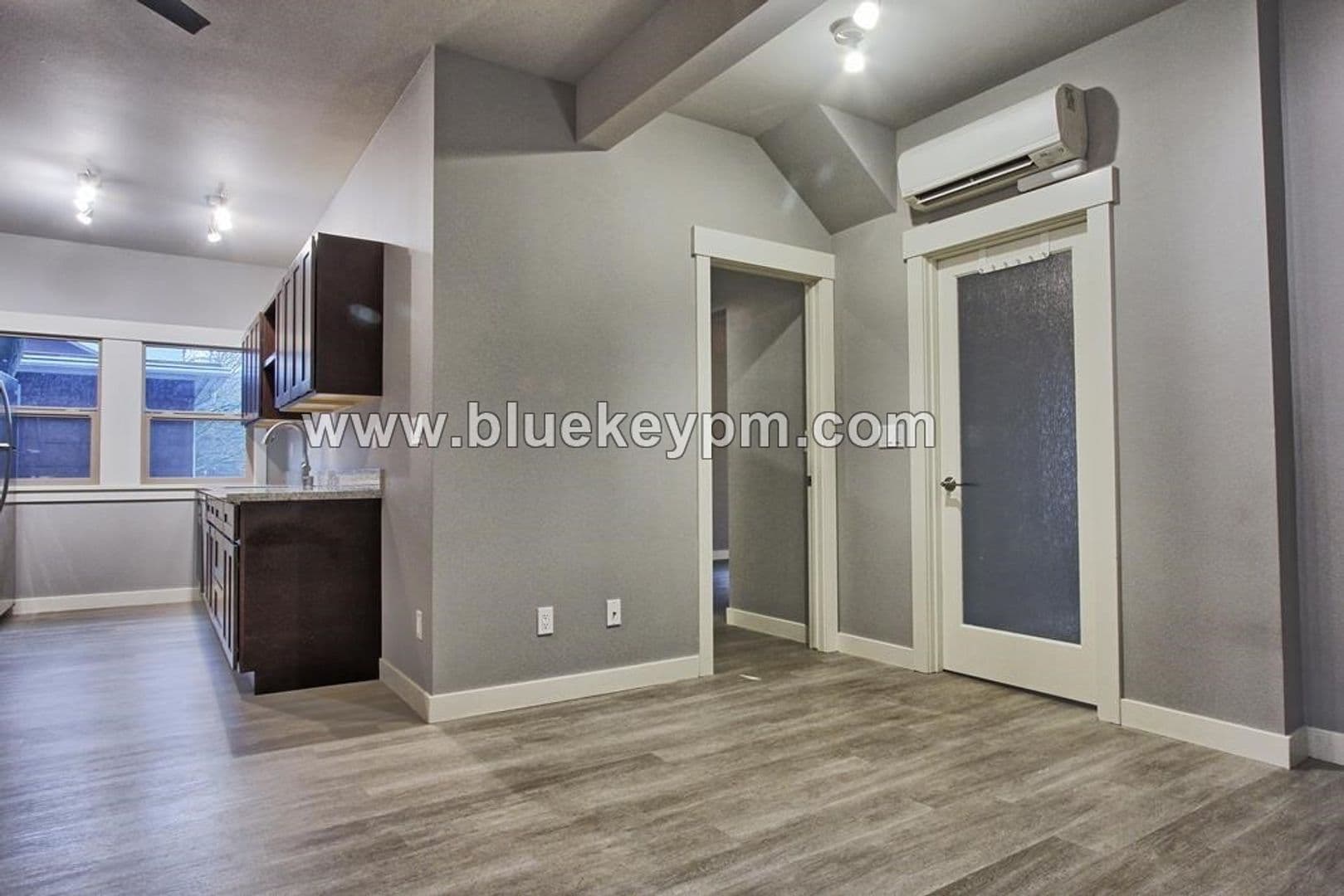 Portland Apartment: 2422 NE Glisan Street