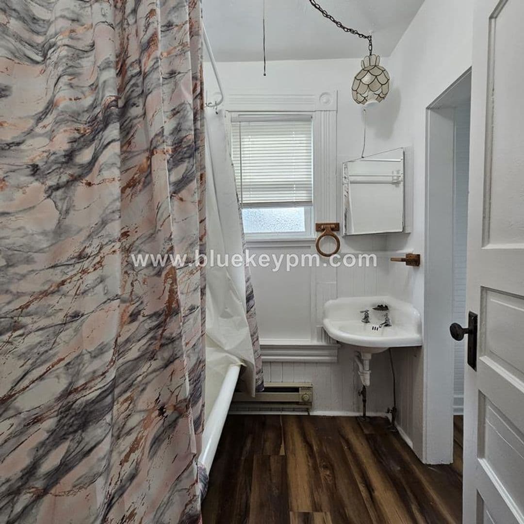 Portland Apartment: 1935 SE Washington Street