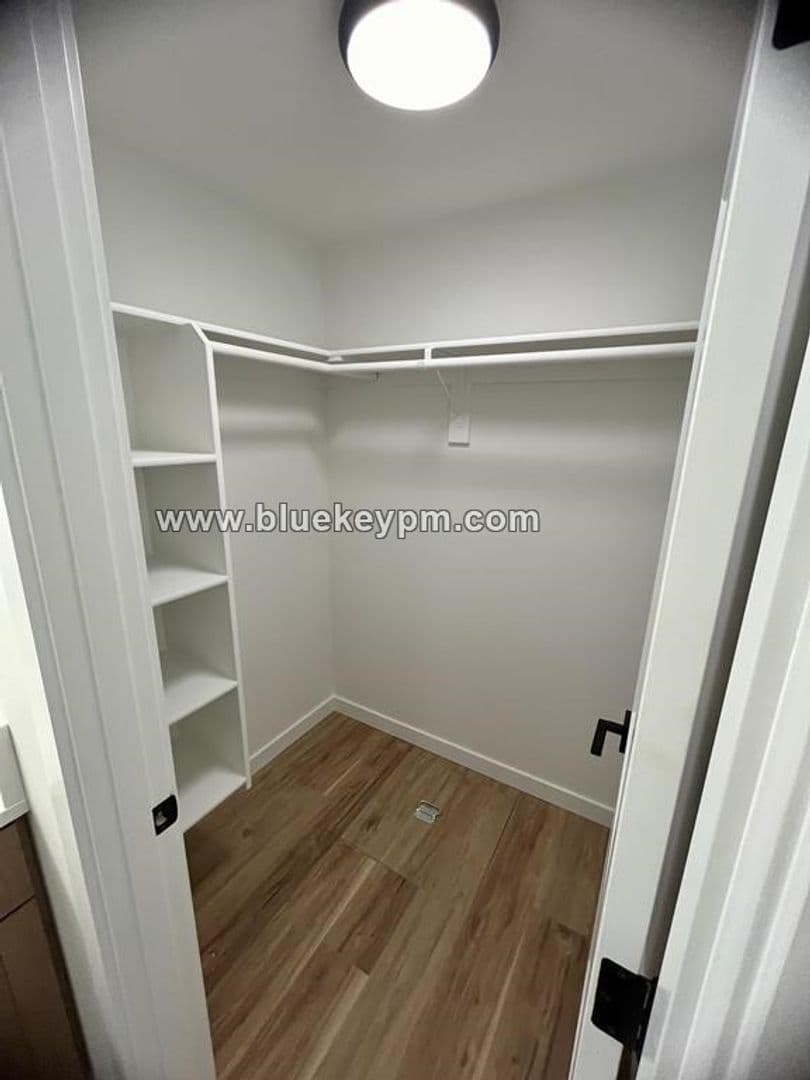 Vancouver House: 707 NE 160th Avenue