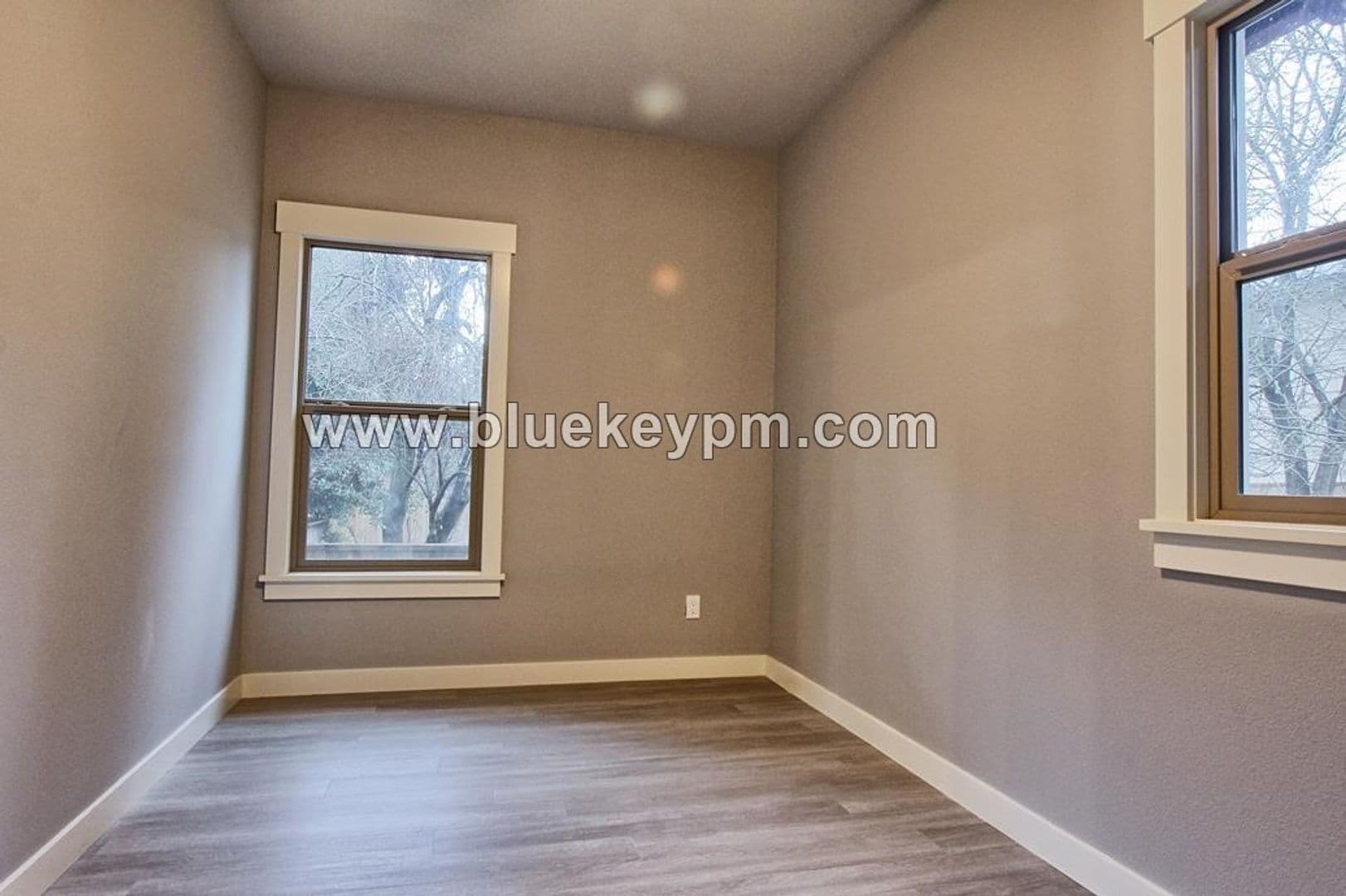 Portland Apartment: 2422 NE Glisan Street