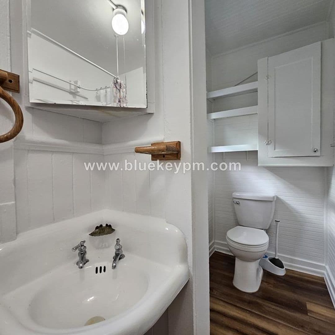 Portland Apartment: 1935 SE Washington Street