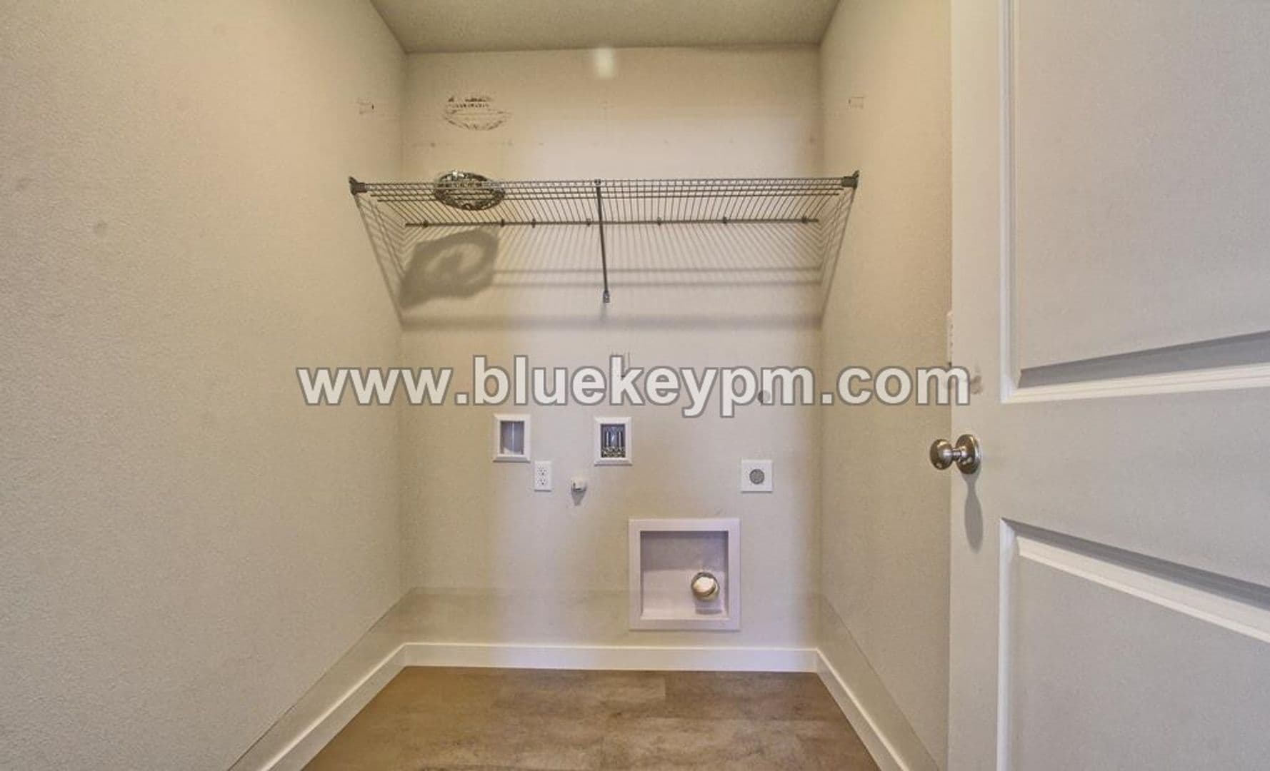 Ridgefield House: 213 S. 88th Drive