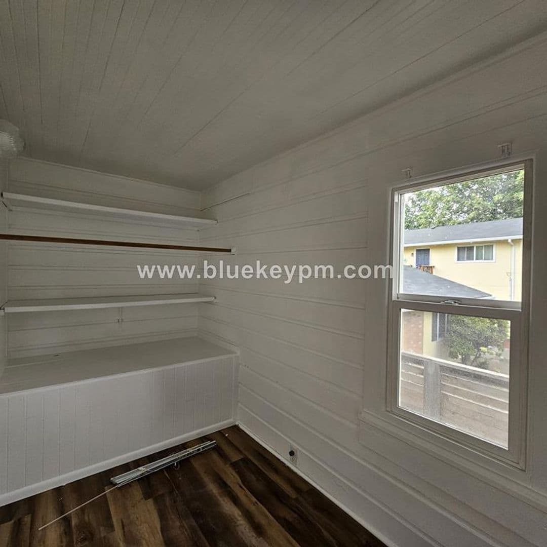 Portland Apartment: 1935 SE Washington Street