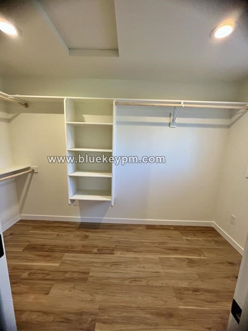 Vancouver House: 707 NE 160th Avenue
