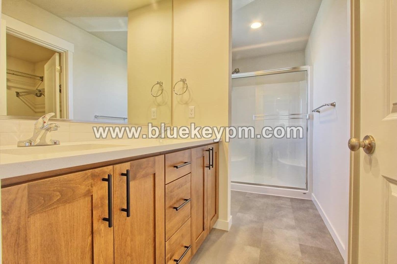 Ridgefield House: 213 S. 88th Drive