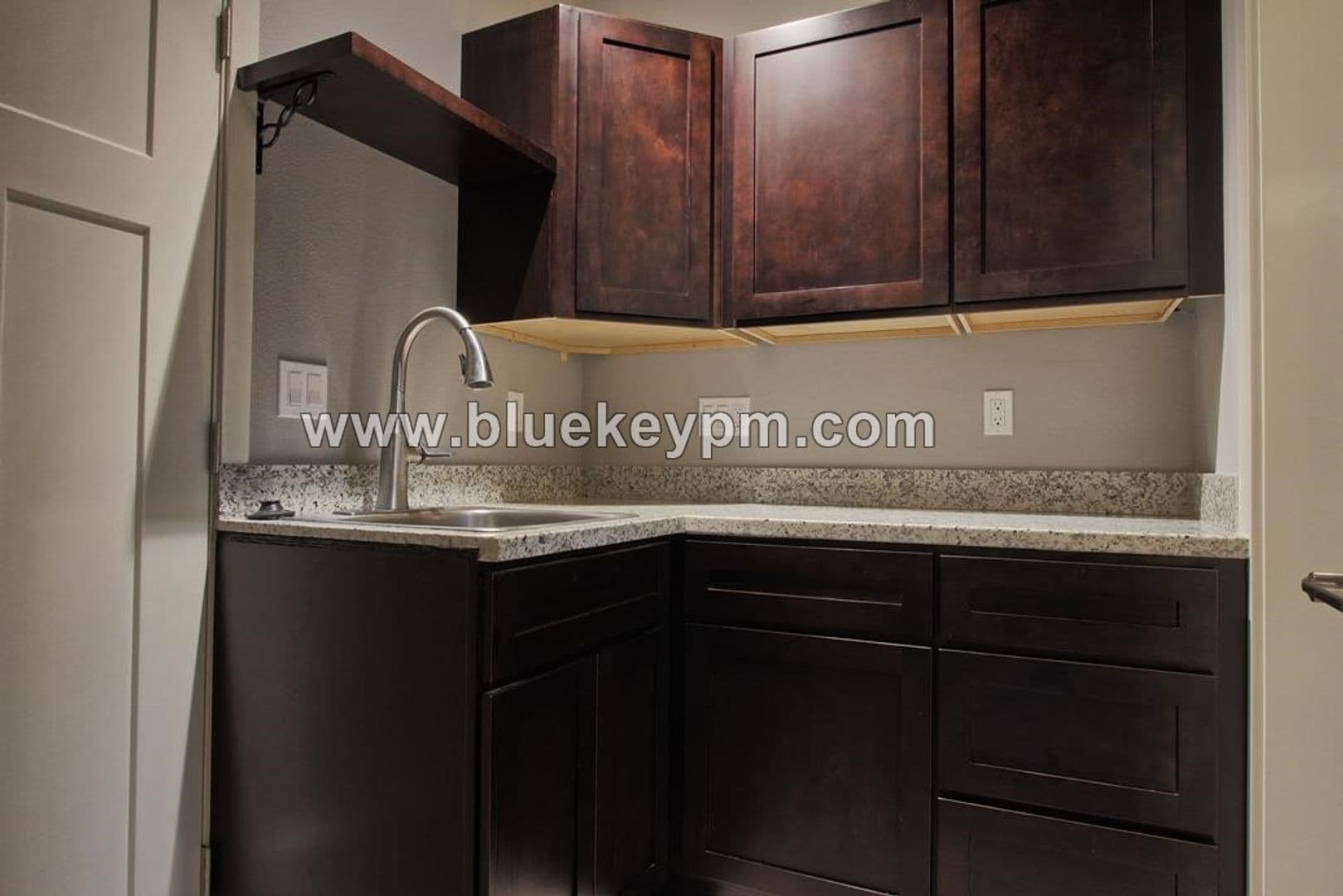 Portland Apartment: 2422 NE Glisan Street