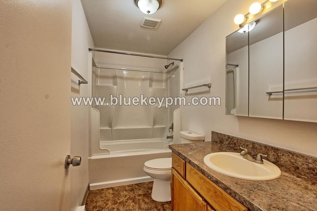 Vancouver Apartment: 4119 NE Saint Johns Road