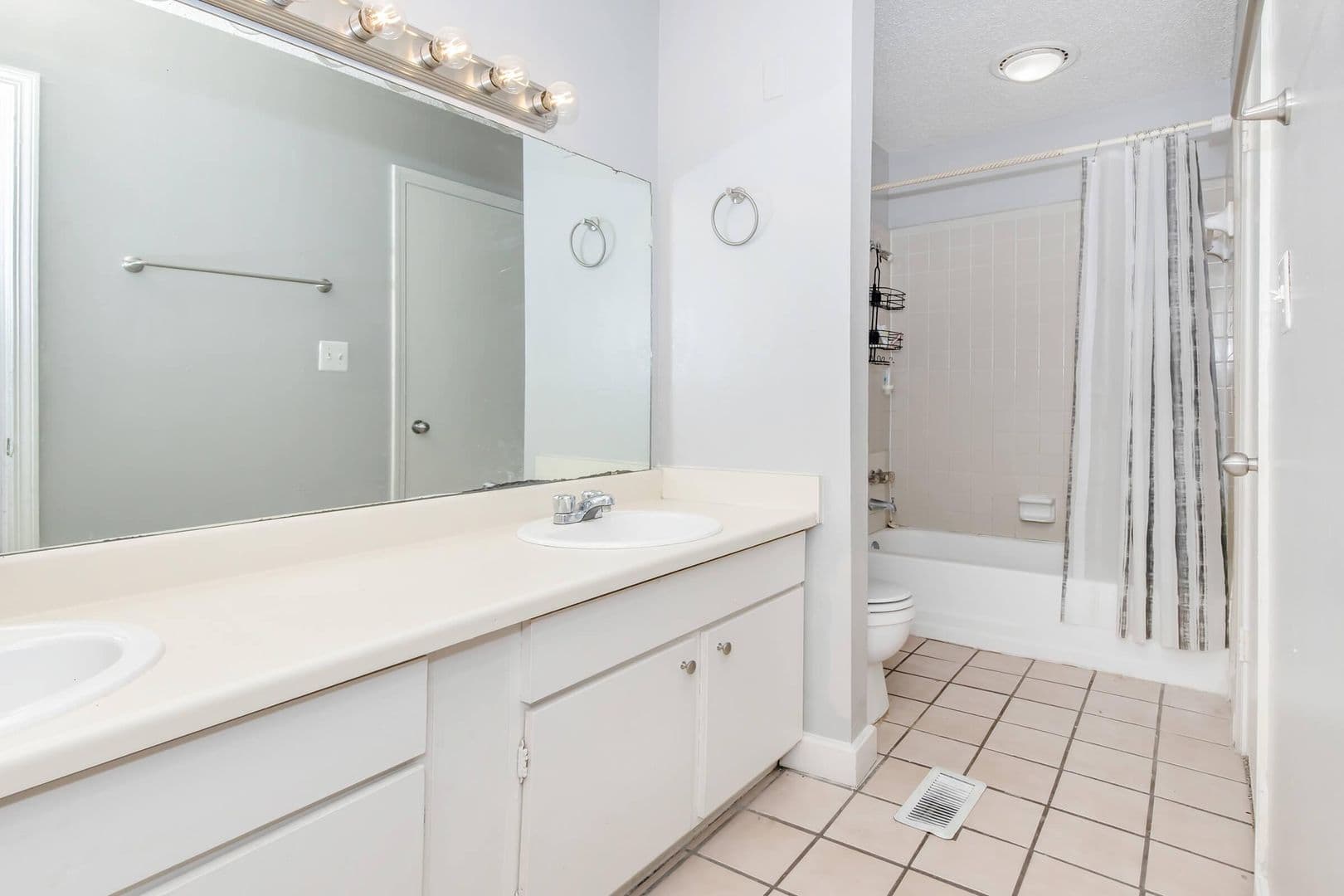 Mannford Apartment: 256 Hinton Blvd #1-A