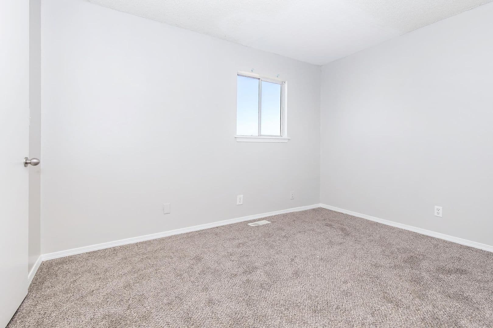 Mannford Apartment: 256 Hinton Blvd #1-A