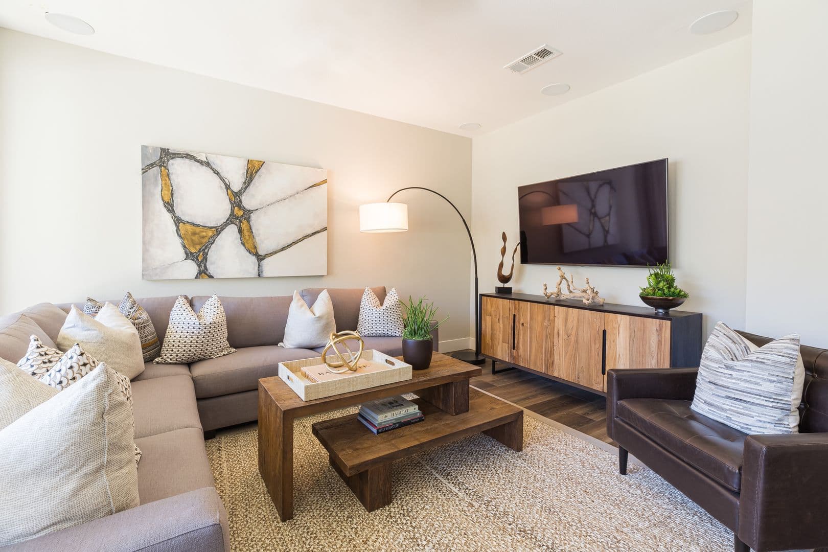 Calabasas Apartment: 4240 Las Virgenes Rd