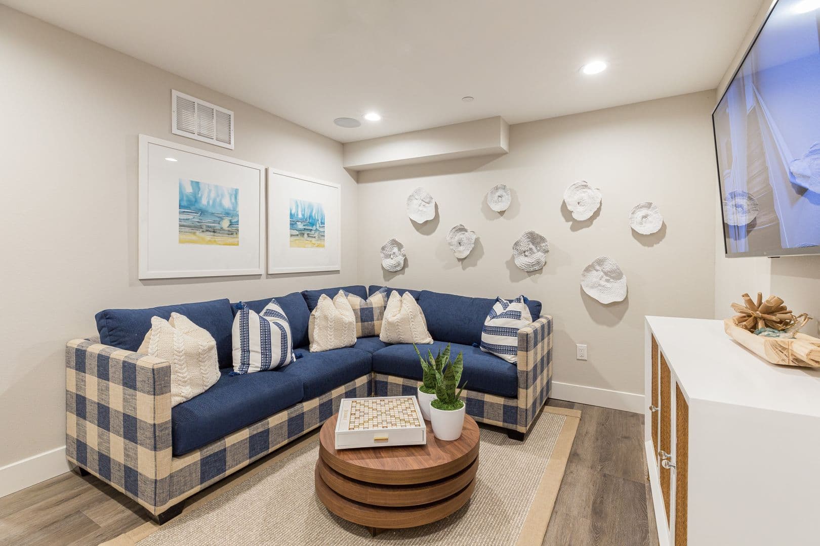 Calabasas Apartment: 4240 Las Virgenes Rd