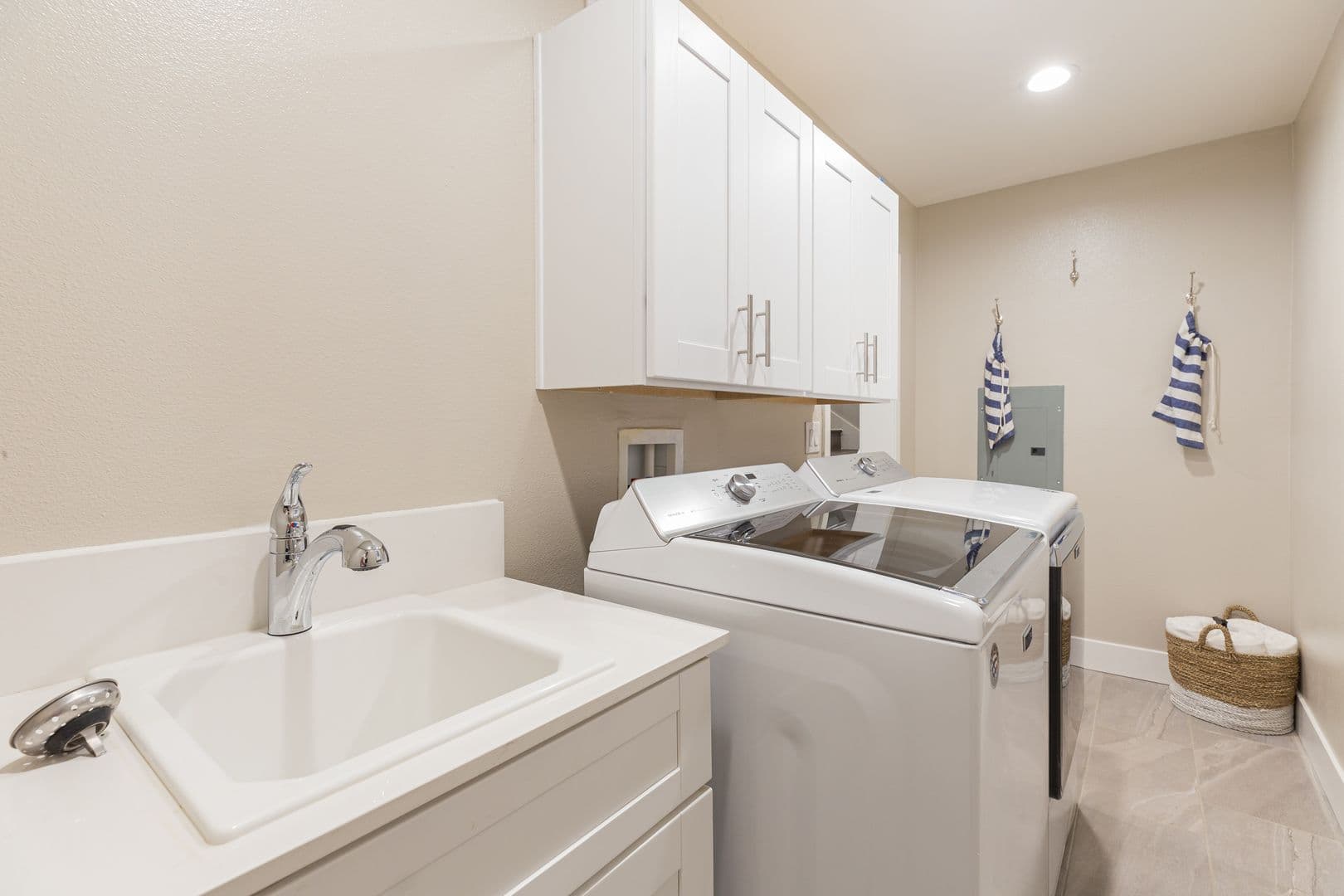 Calabasas Apartment: 4240 Las Virgenes Rd