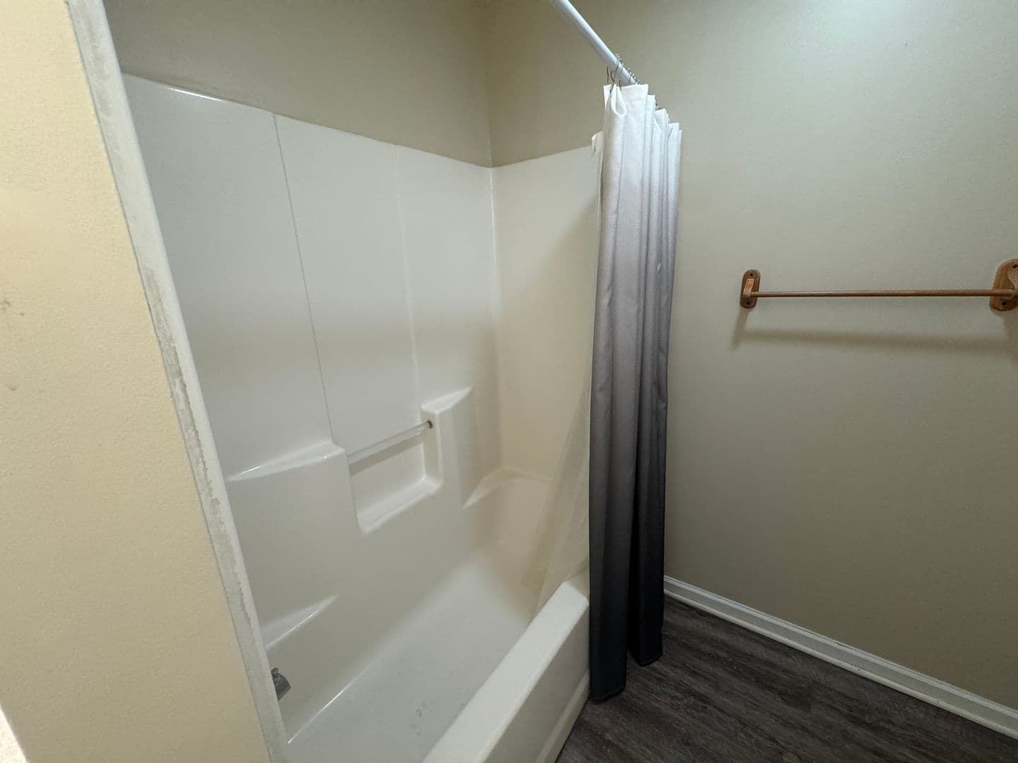Elwood Apartment: 1204-1206 Vermont St