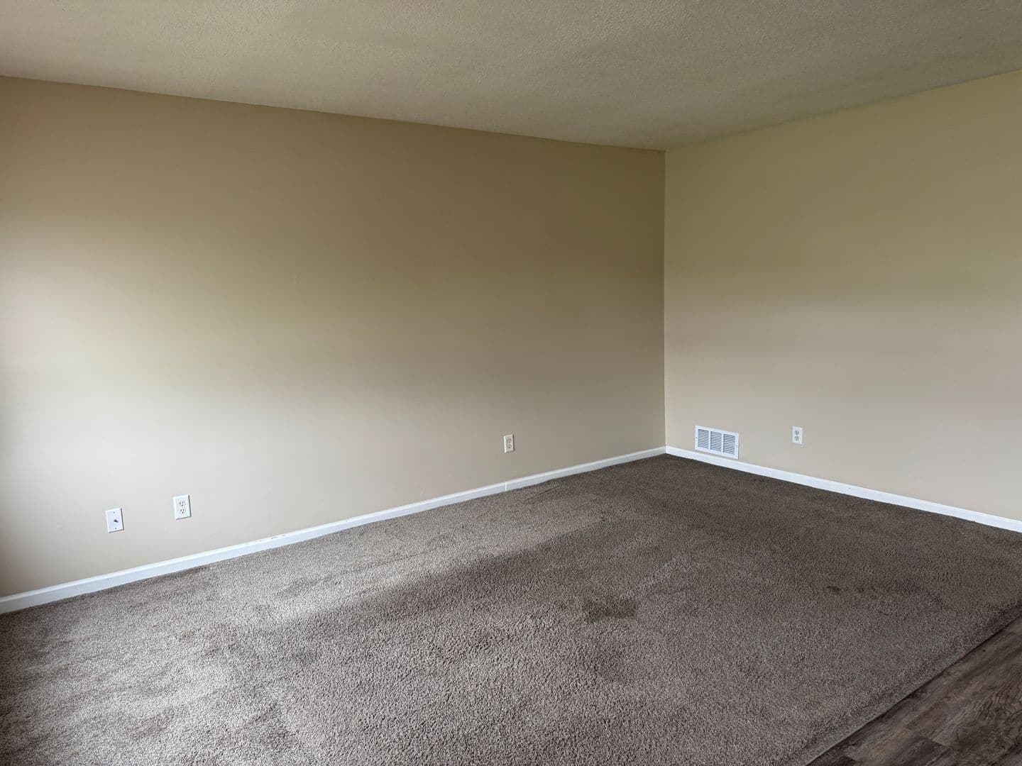 Elwood Apartment: 1204-1206 Vermont St