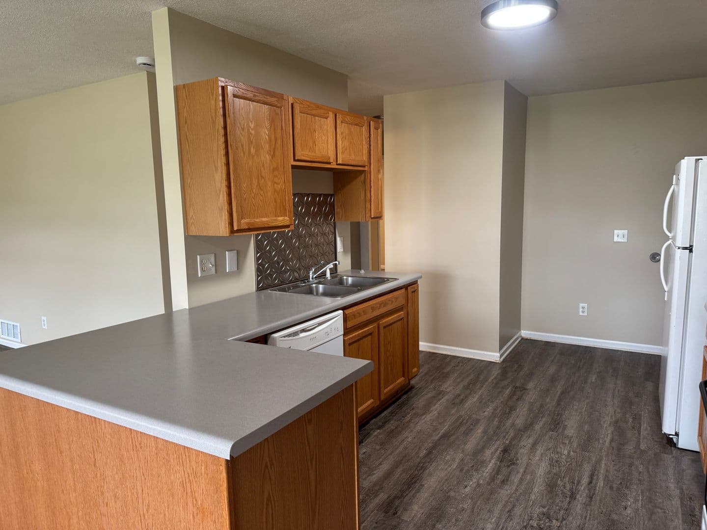 Elwood Apartment: 1204-1206 Vermont St