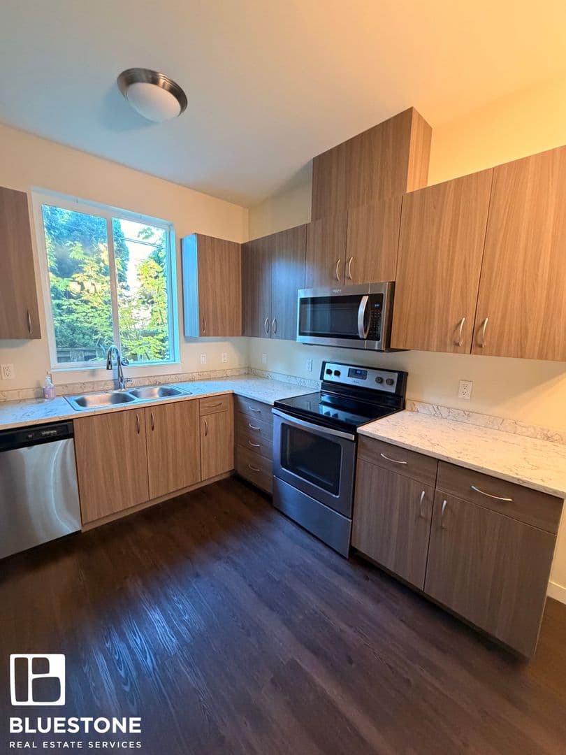 Portland Townhome: 130 NE 109th Ave