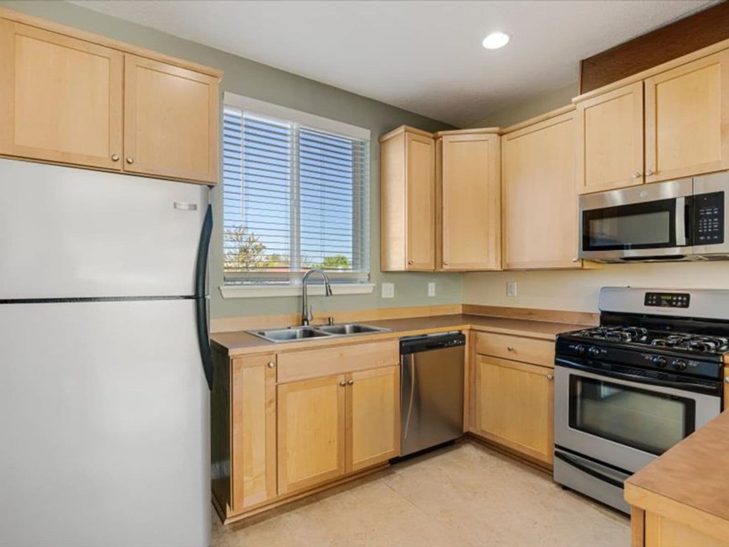 Portland Apartment: 425 NE Fremont
