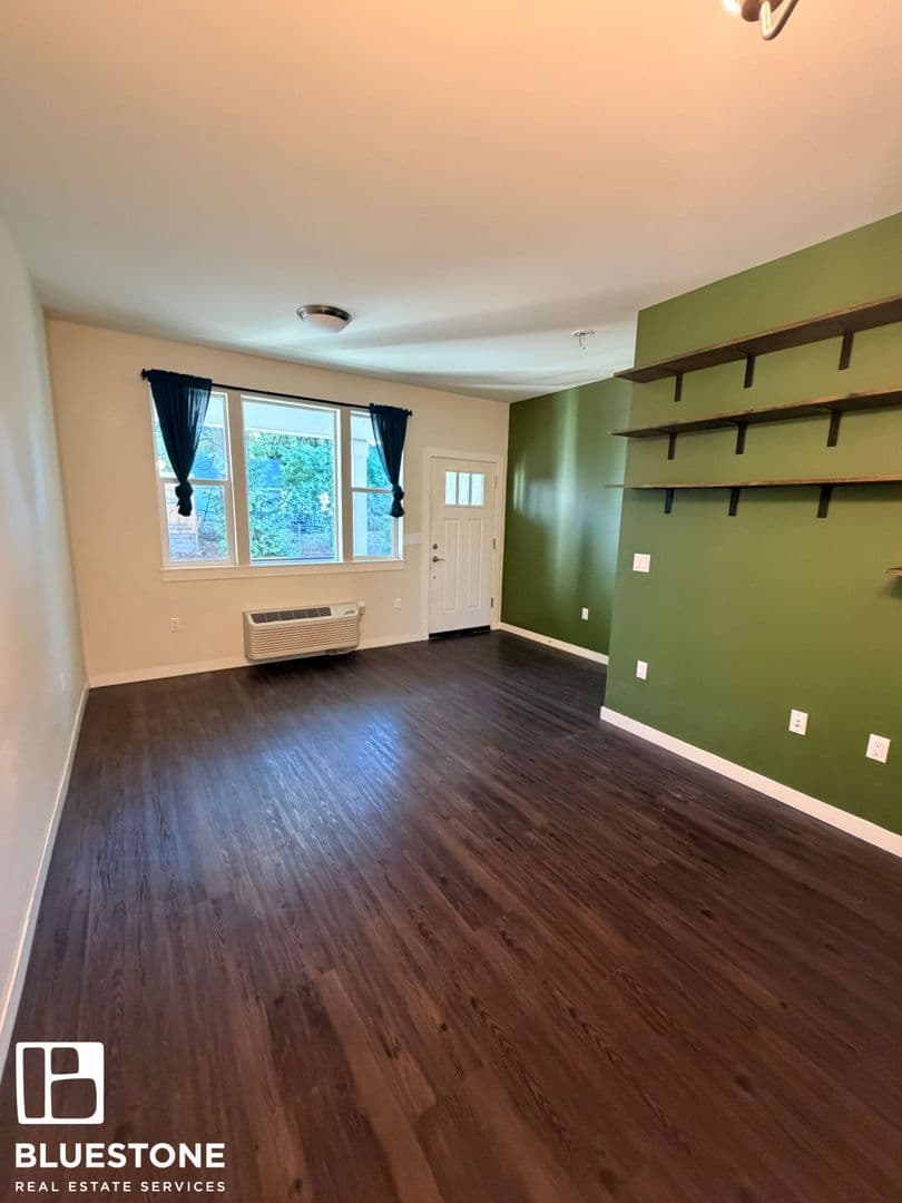 Portland Townhome: 130 NE 109th Ave