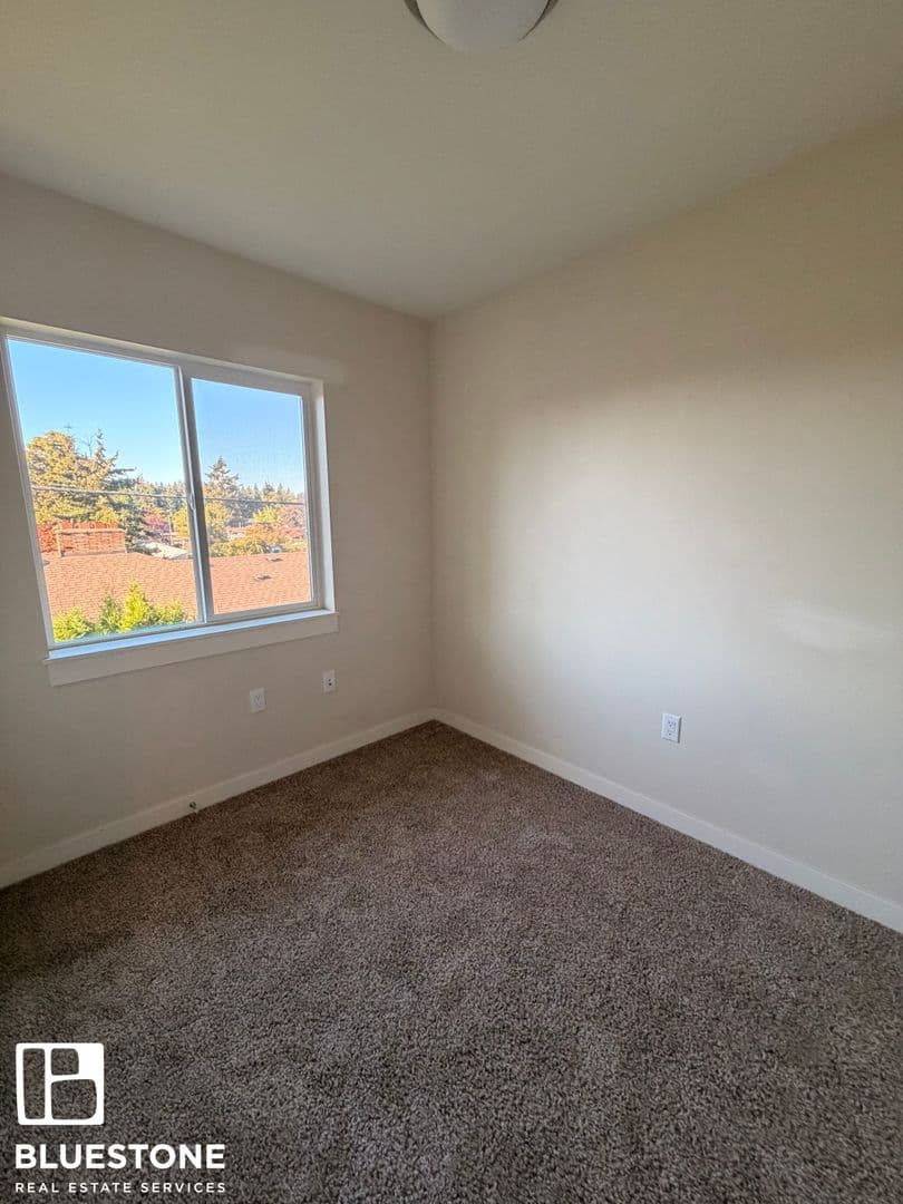 Portland Townhome: 130 NE 109th Ave